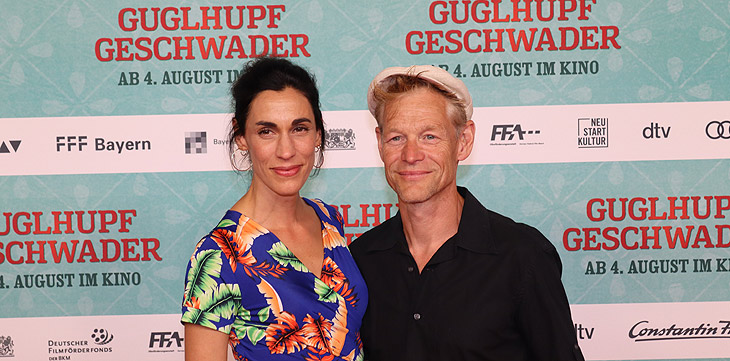  Schauspieler Steffen Wink mit Frau Genoveva Mayer  bei der Premiere von "Guglhupfgeschwader" am 28.07.2022(©Foto. Martin Schmitz)